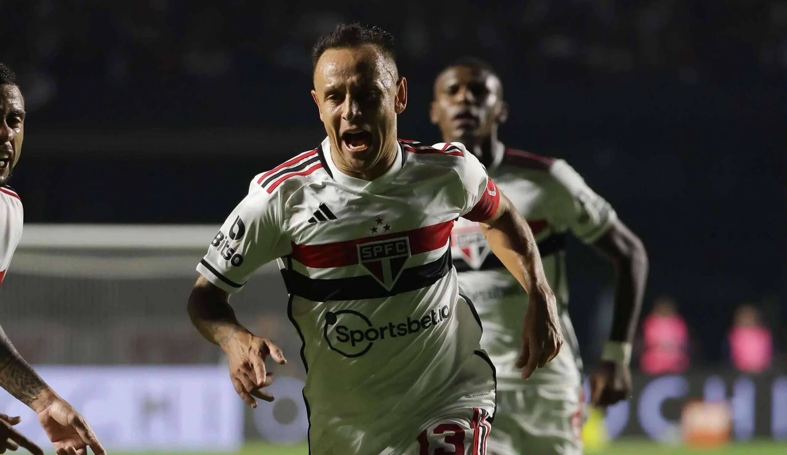 Rafinha decide e São Paulo bate Palmeiras na ida das quartas da Copa do Brasil