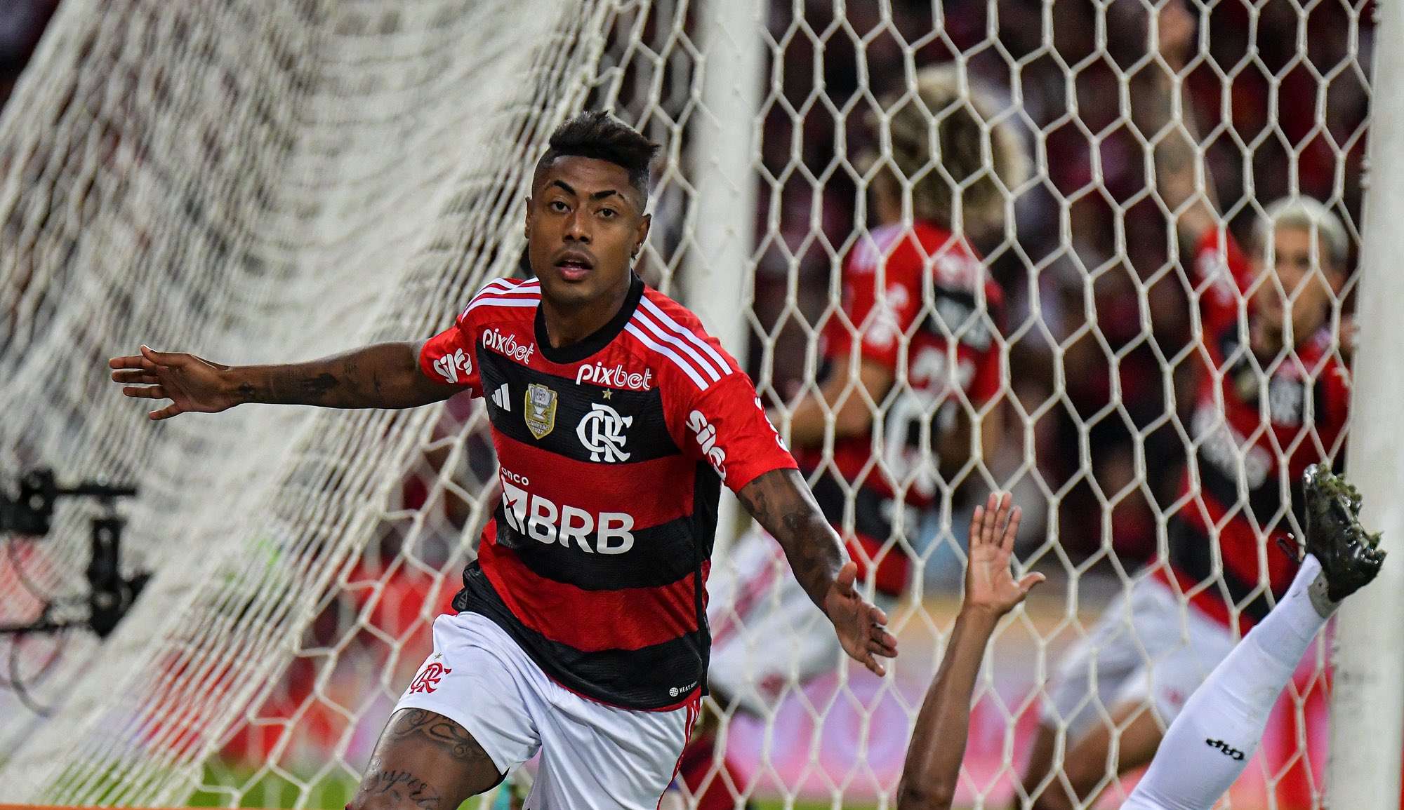 Flamengo vira contra o Athlético e abre vantagem na Copa do Brasil