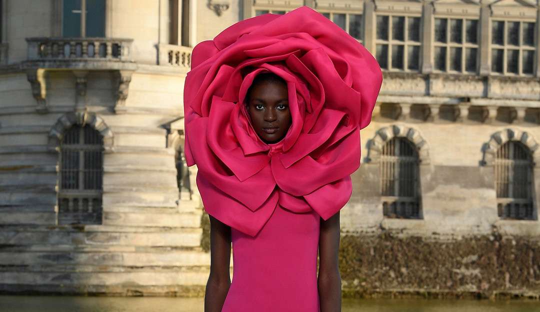 Flores invadem Semana da Moda de Alta-Costura com muito bordado, estampas e texturas