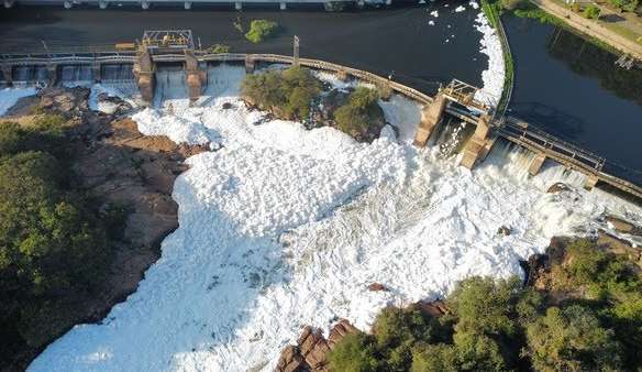 Espuma tóxica aparece em trecho do Rio Tietê