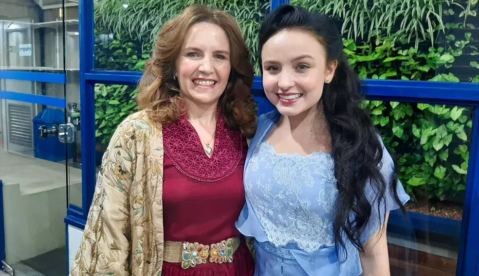 Larissa Manoela fala sobre relação com a mãe: “Tenho uma nova família”