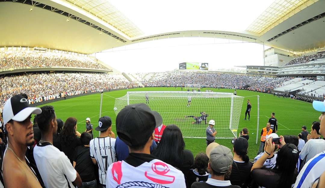 Corinthians recebe punição por cantos homofóbicos