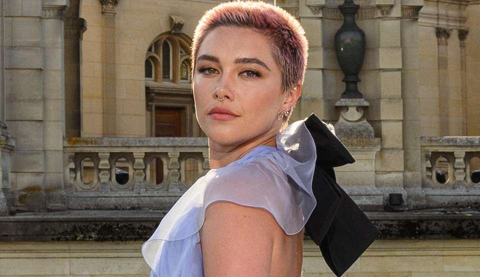 Florence Pugh aposta em cabelo pink no desfile da Valentino