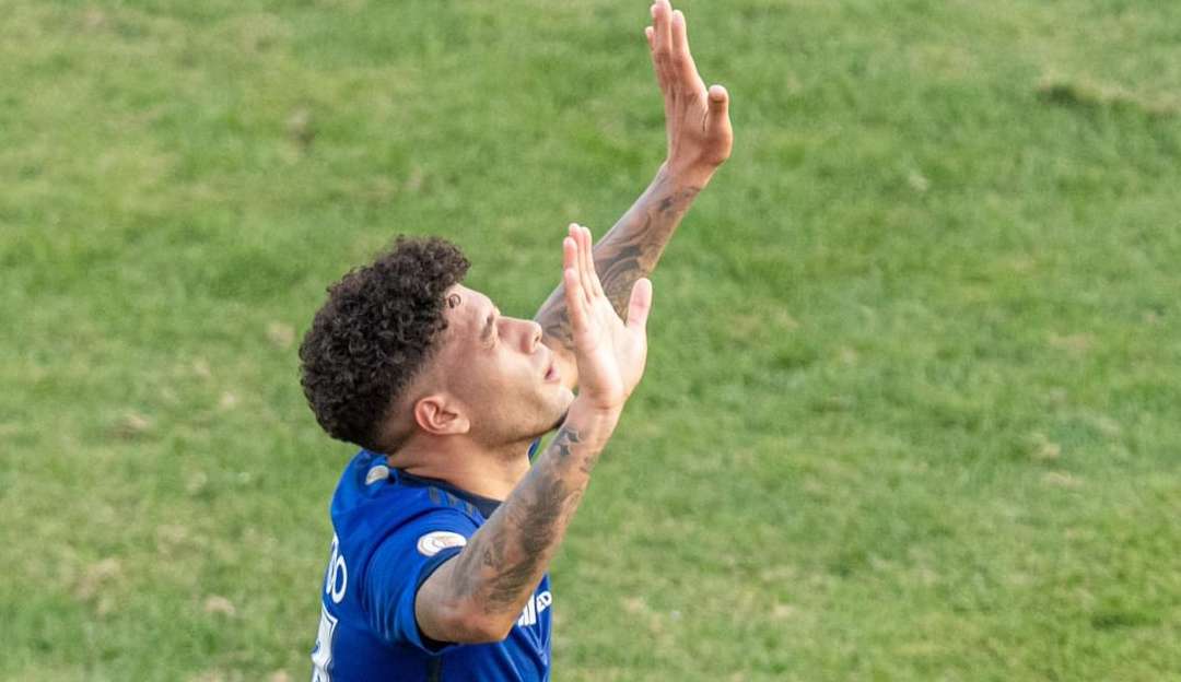 Jogando fora de casa, Cruzeiro vence o Vasco em jogo sem torcida