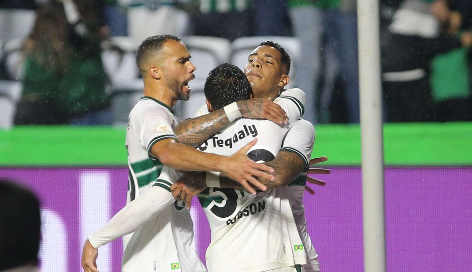 Coritiba vira contra o América e deixa a lanterna depois de sete rodadas