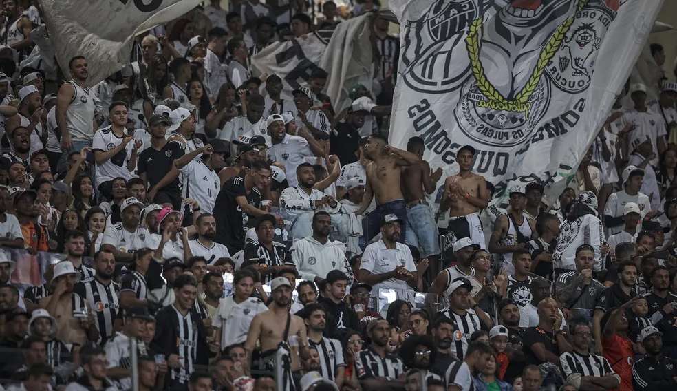 Torcida do Atlético-MG protesta contra a equipe após a derrota para o Corinthians