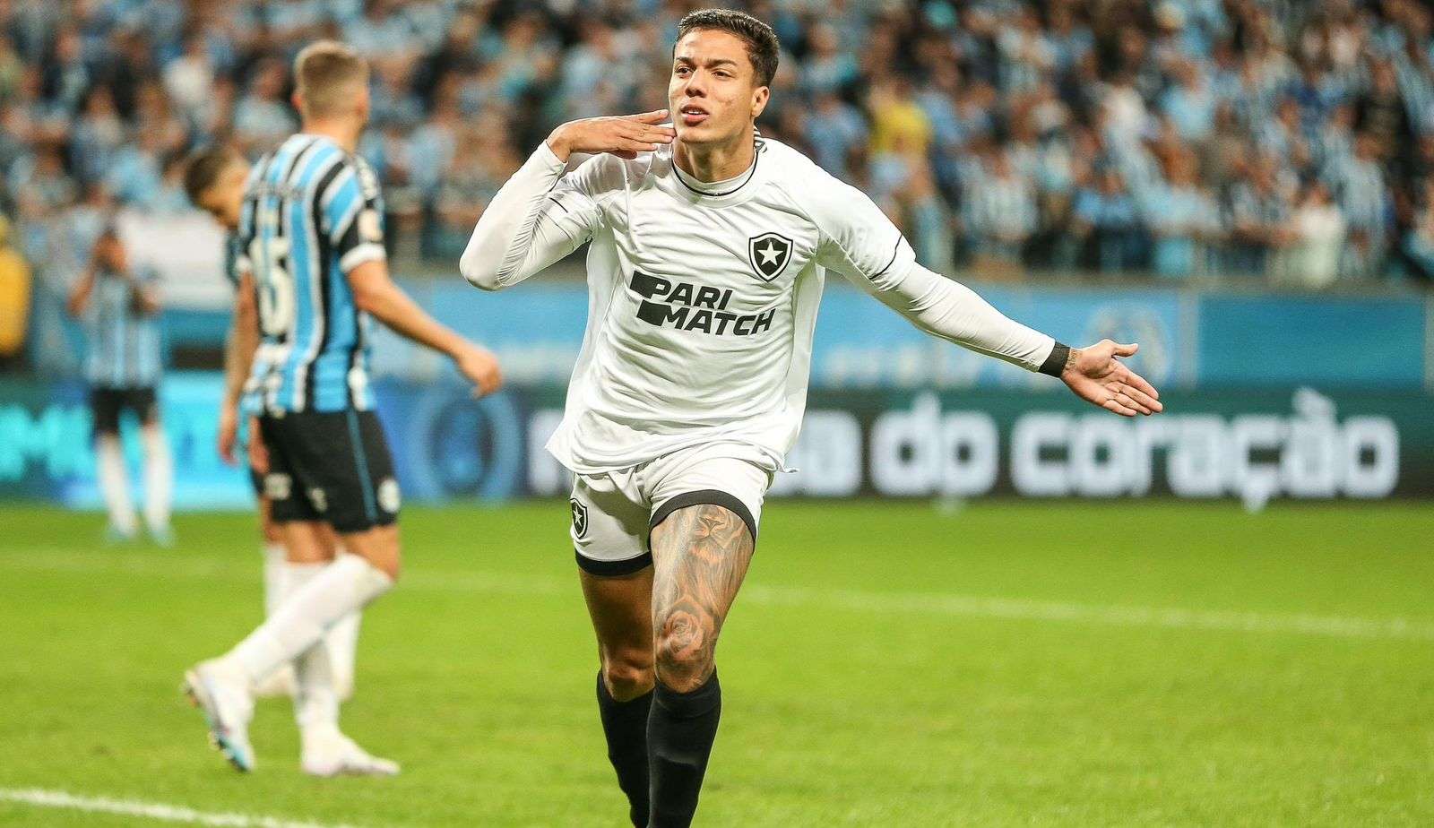 Botafogo derrota o Grêmio e segue na liderança do Campeonato Brasileiro
