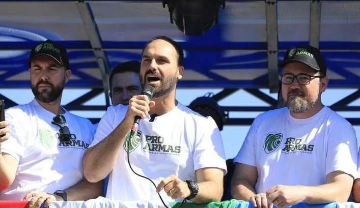 Eduardo Bolsonaro compara “professor doutrinador” a traficantes em manifestação pró-armas