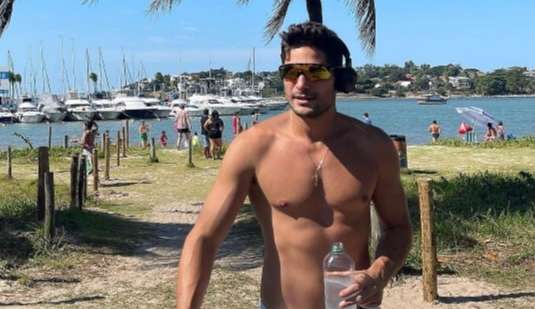 Recém-operado, André Martinelli curte praia em Vitória e exibe shape sarado