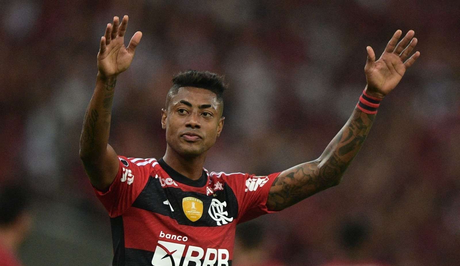 Bruno Henrique sofre estiramento ligamentar no joelho e tornozelo