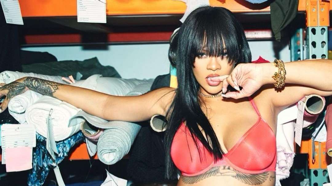 Rihanna aparece apenas de lingerie e enlouquece fãs