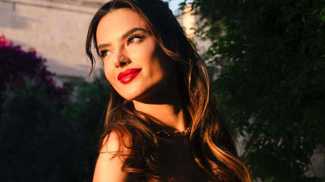 Alessandra Ambrosio arrasa em desfile da Dolce & Gabbana em Puglia