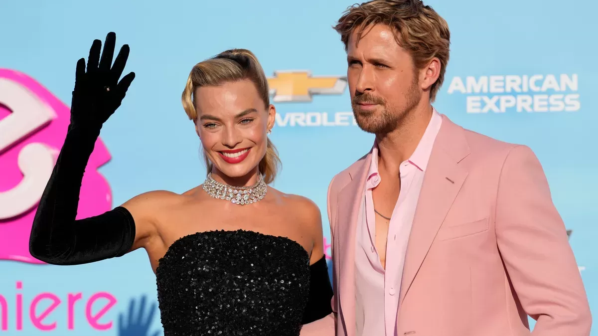 Margot Robbie usa vestido raro inspirado na Barbie durante a première do filme