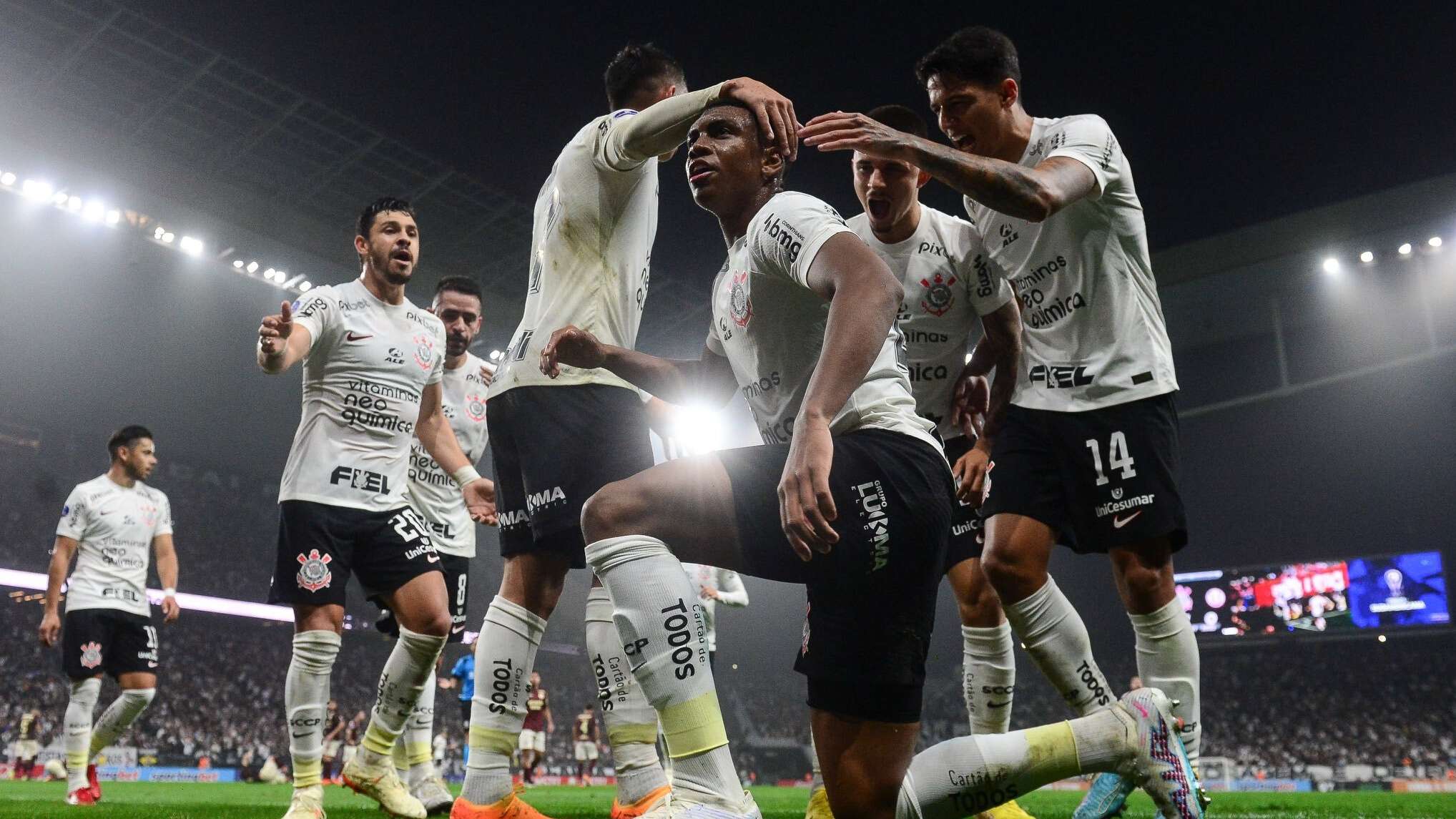 Corinthians supera Universitário e abre vantagem nos playoffs da Sul-Americana