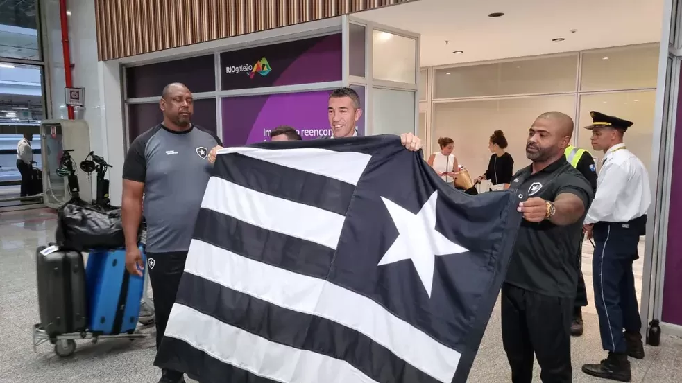 Novo técnico do Botafogo chega ao Brasil nessa madrugada
