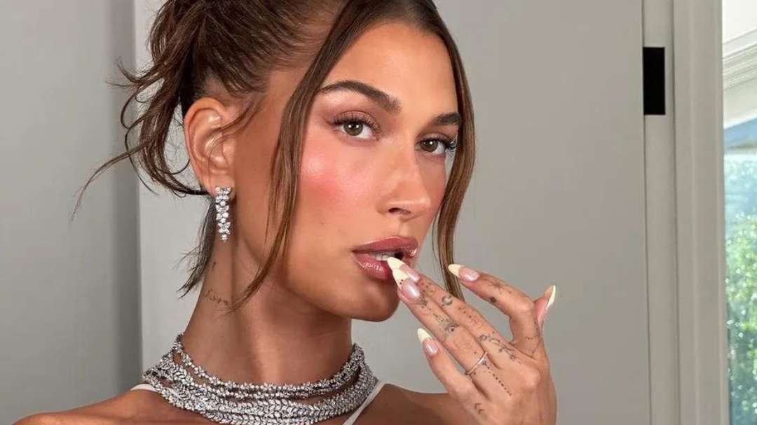 Unhas de Hailey Bieber chamam atenção por detalhe de fruta