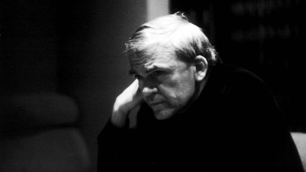 Escritor tcheco Milan Kundera morre aos 94 anos, deixando um legado literário duradouro