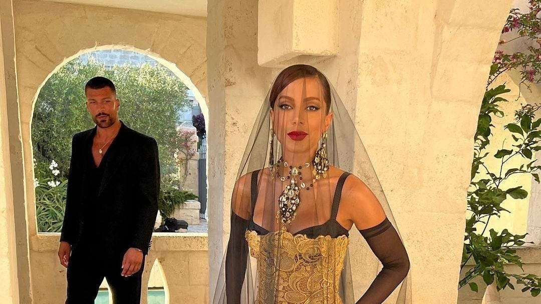 Anitta volta a publicar imagem em clima de romance com Simone Susinna