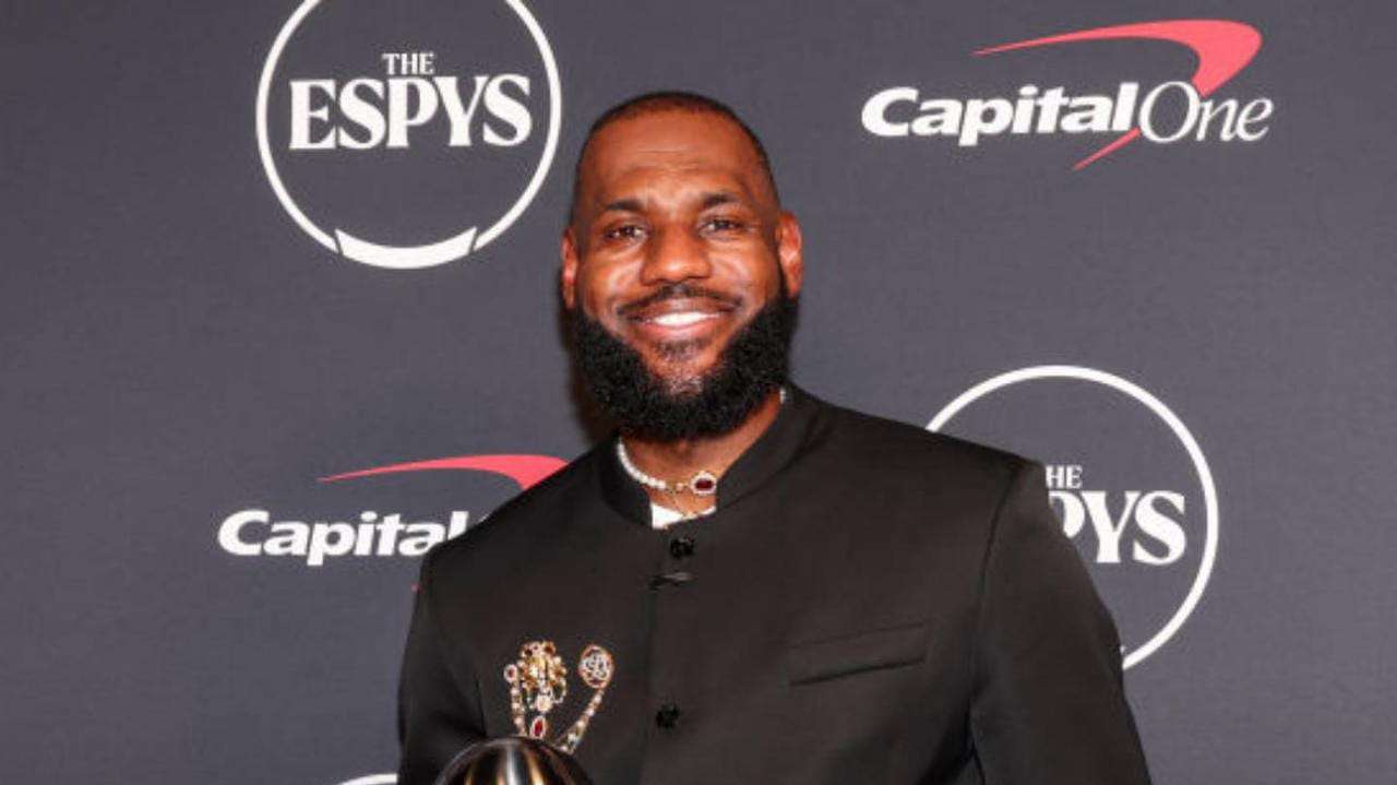 LeBron James descarta aposentadoria e irá atuar por mais uma temporada na NBA