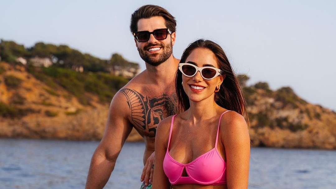 Alok encanta web em cliques românticos ao lado de Romana Novais