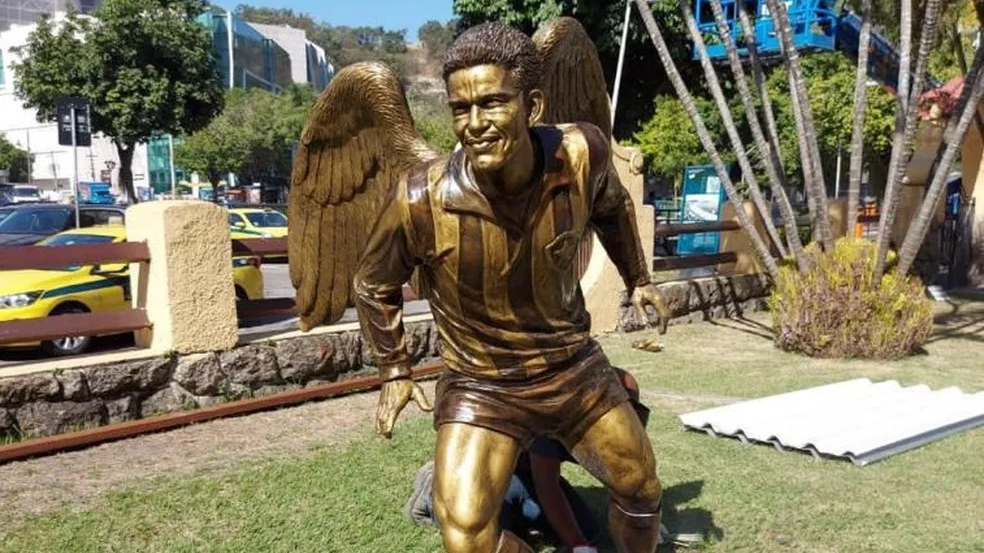 Estátua de Garrincha em ouro será inaugurada no fim do mês