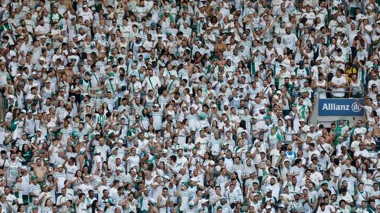 Torcedores do Palmeiras protestam contra diretoria na eliminação na Copa do Brasil