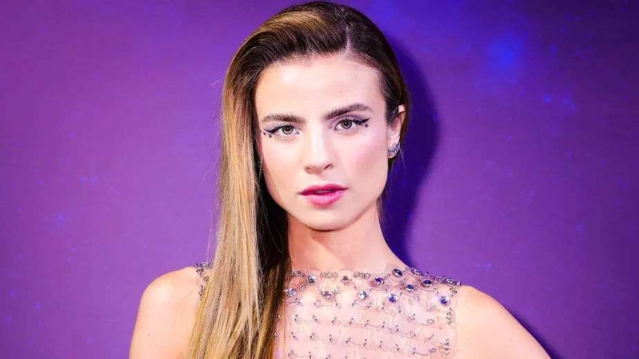 Giulia Be exibe roupa transparente em festa de lançamento de novo álbum