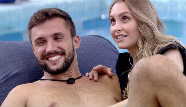 Arthur Picoli nega romance com Carla Diaz
