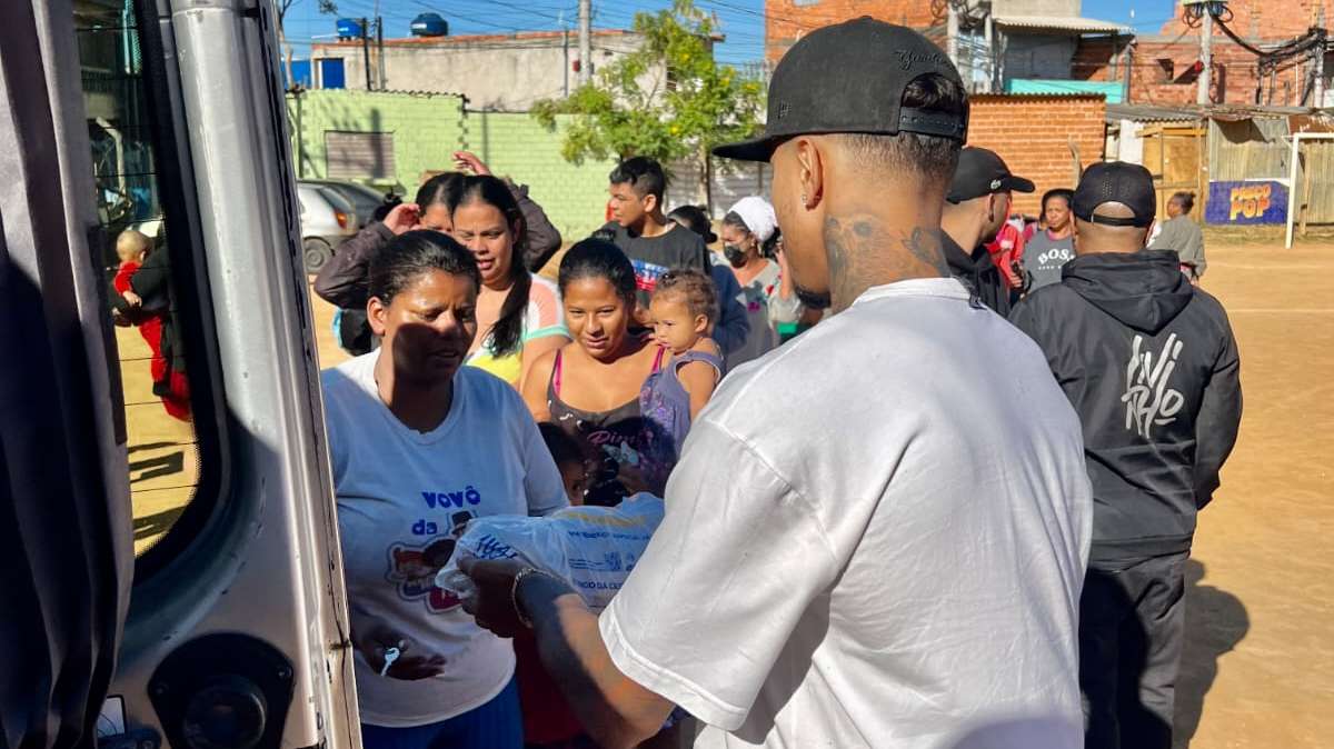 Mc Livinho, celebra sucesso do hit “Novidade da área” com doação de alimentos na comunidade “Vermelhão”
