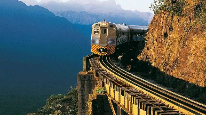 Trem com destino a Morretes fica 10 horas preso no Paraná