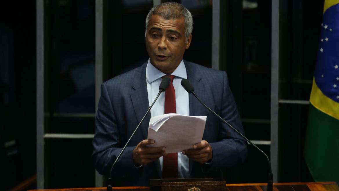 Após apresentar quadro de infecção intestinal, Romário é internado no Rio de Janeiro