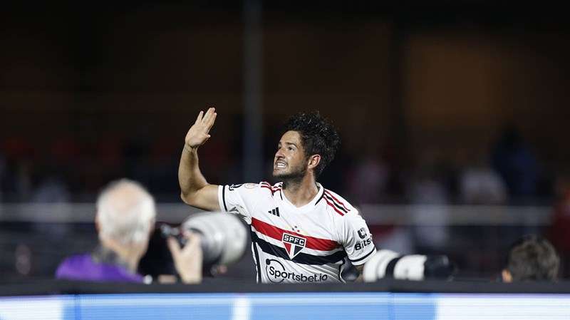 São Paulo goleia o Santos pelo Brasileirão com gol de Alexandre Pato