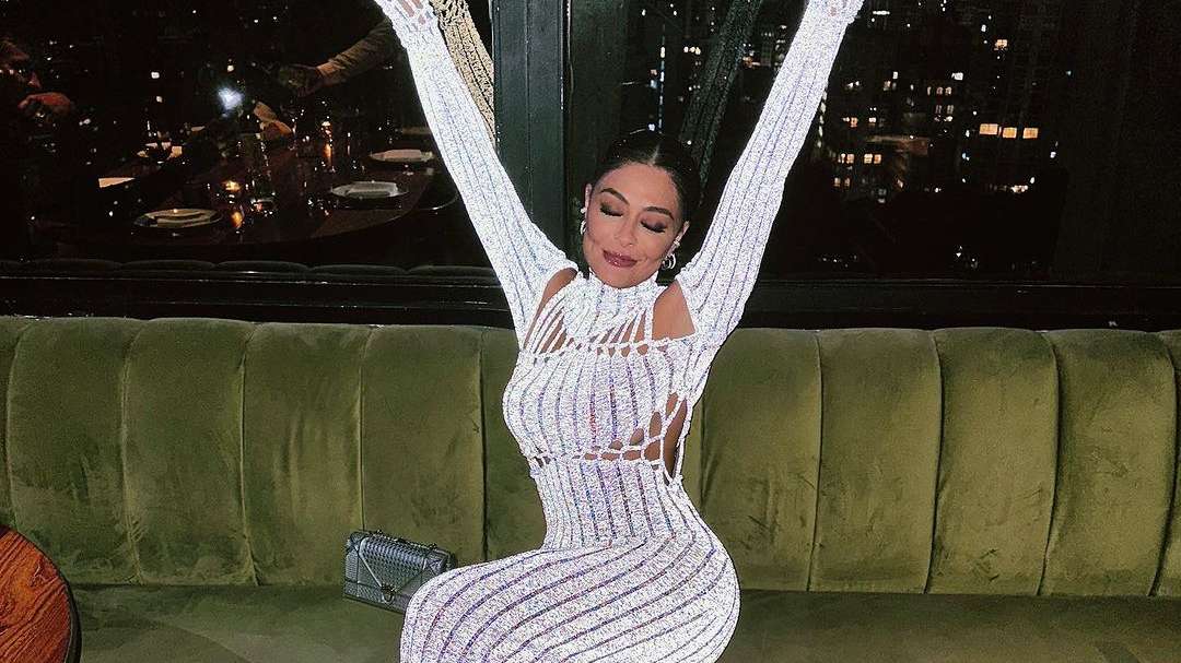 Juliana Paes surge com vestido de efeito especial que muda de cor