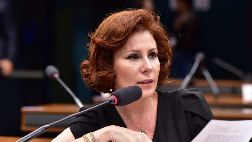 Julgamento de denúncia contra Carla Zambelli será em agosto