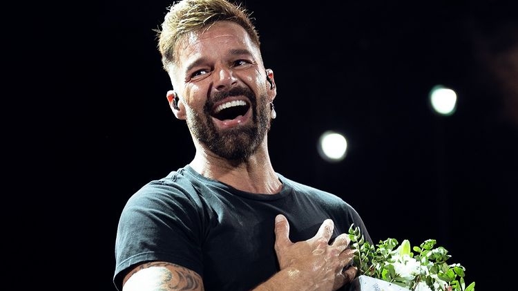 Ricky Martin recebe surpresa de seus filhos em show na Suíça