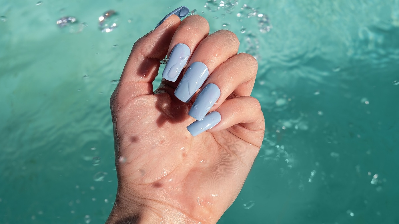 “Leite de mirtilo” é a nova tendencia de nail art que esta bombando