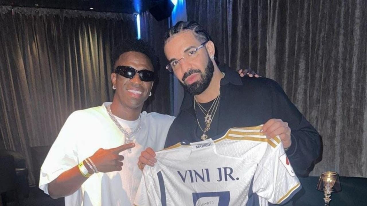 Drake é presenteado por Vini Jr. em bastidores de show em Nova York