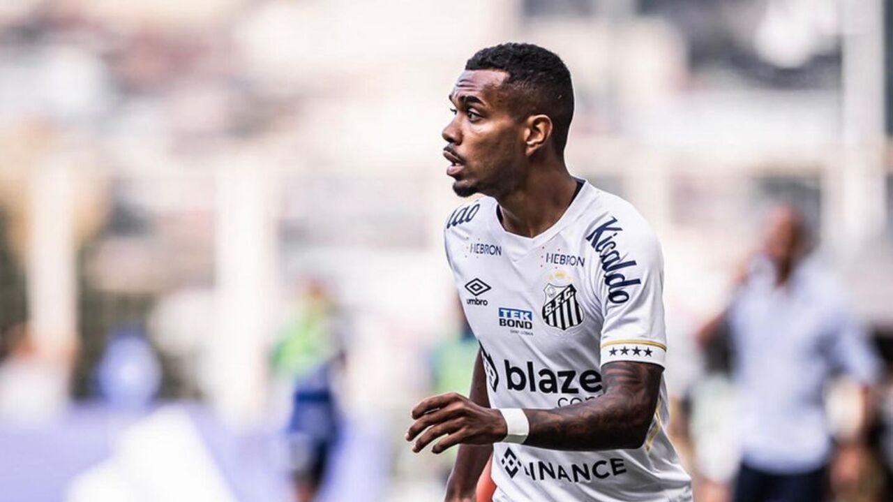Apesar do possível empréstimo de Lucas Pires, Santos ainda encontra desafios para reduzir elenco
