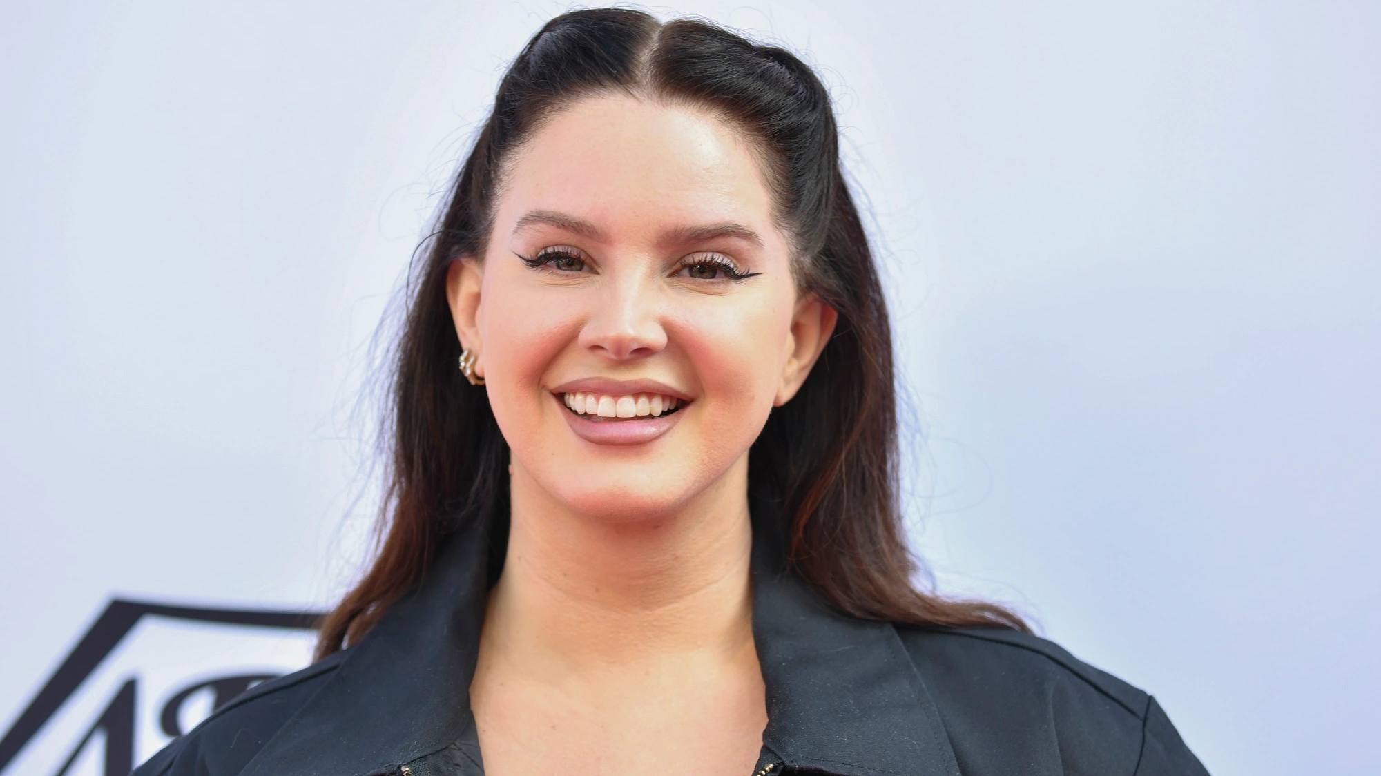 Lana Del Rey surpreende fãs ao se aventurar como garçonete em restaurante no Alabama