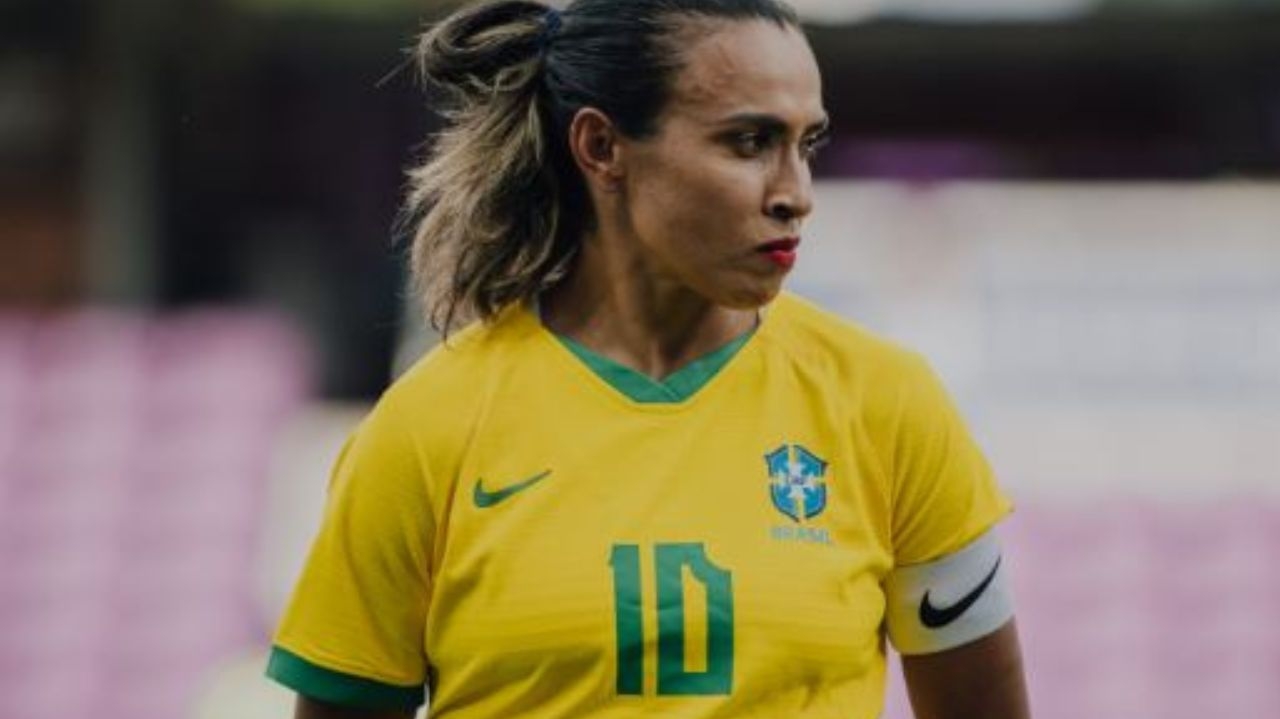 Às vésperas da estreia na Copa do Mundo, Marta se emociona com surpresa preparada pela CBF