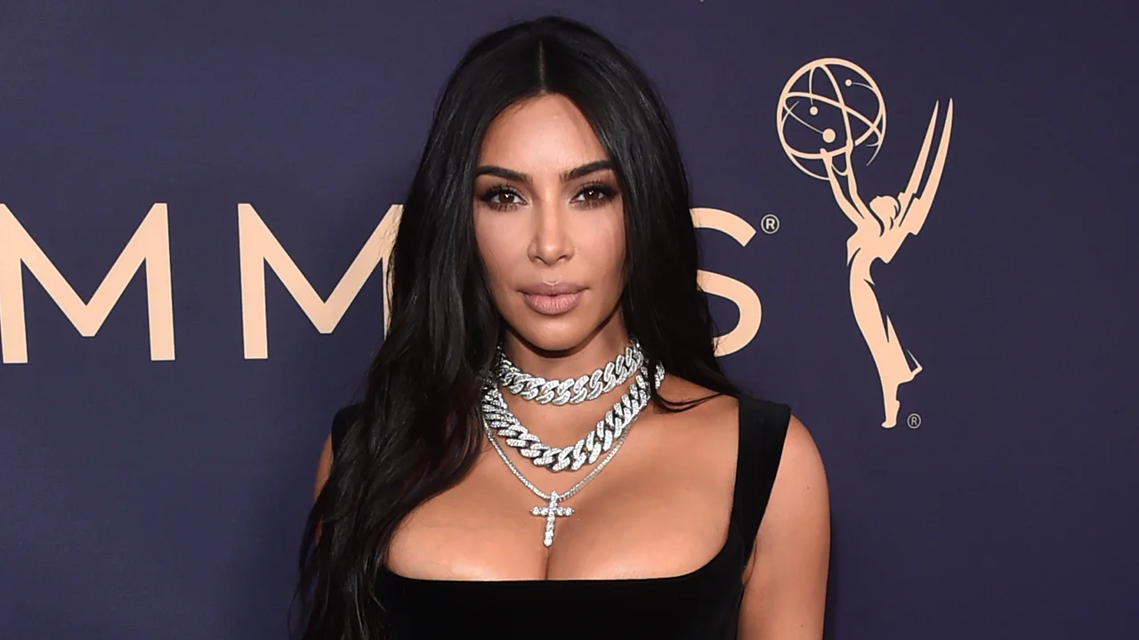 Kim Kardashian fica US$ 500 milhões mais rica com sua marca de roupas