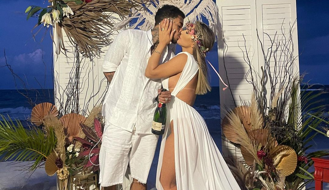 Viúva de MC Kevin visita túmulo do cantor no dia dos namorados