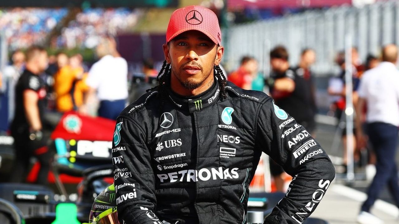 Lewis Hamilton supera Max Verstappen e conquista primeira pole desde 2021