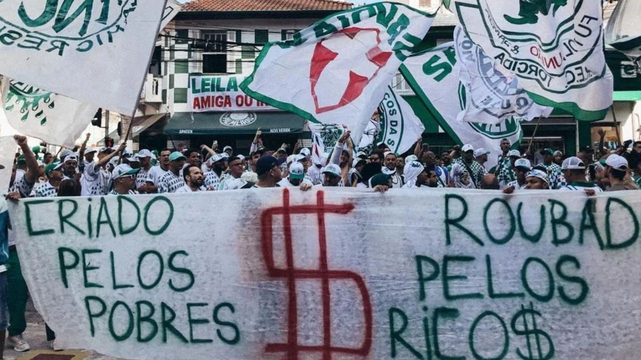 Mancha Alvi Verde faz protestos contra a diretoria do Palmeiras