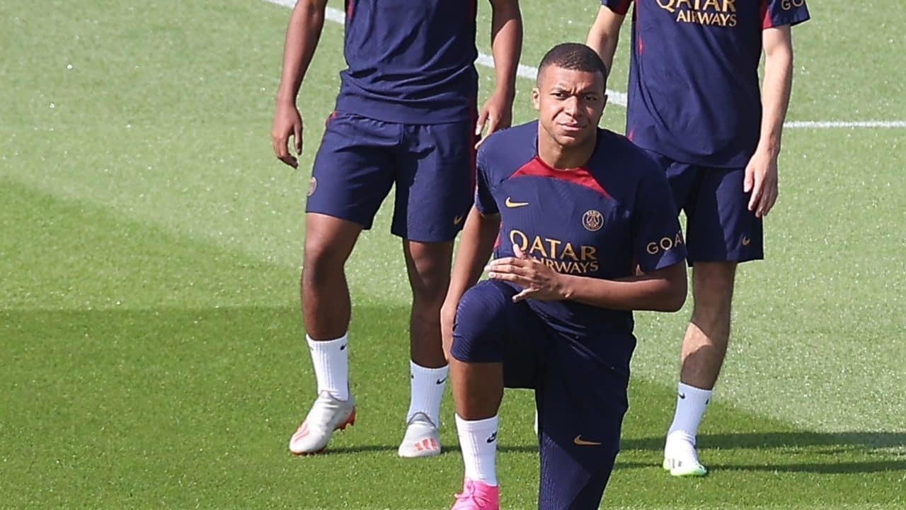 Mpabé é afastado do elenco principal do PSG em viagem de pré-temporada