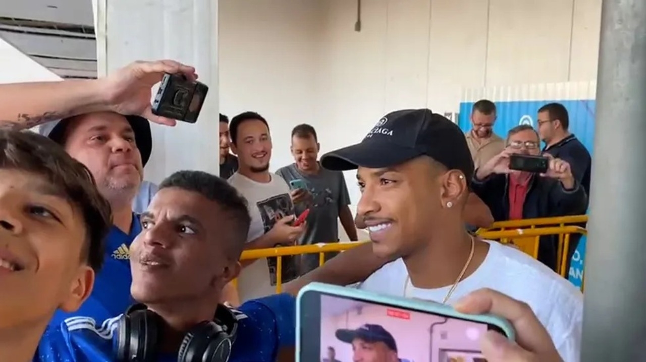 Matheus Pereira chega a Belo Horizonte e assinar com o Cruzeiro
