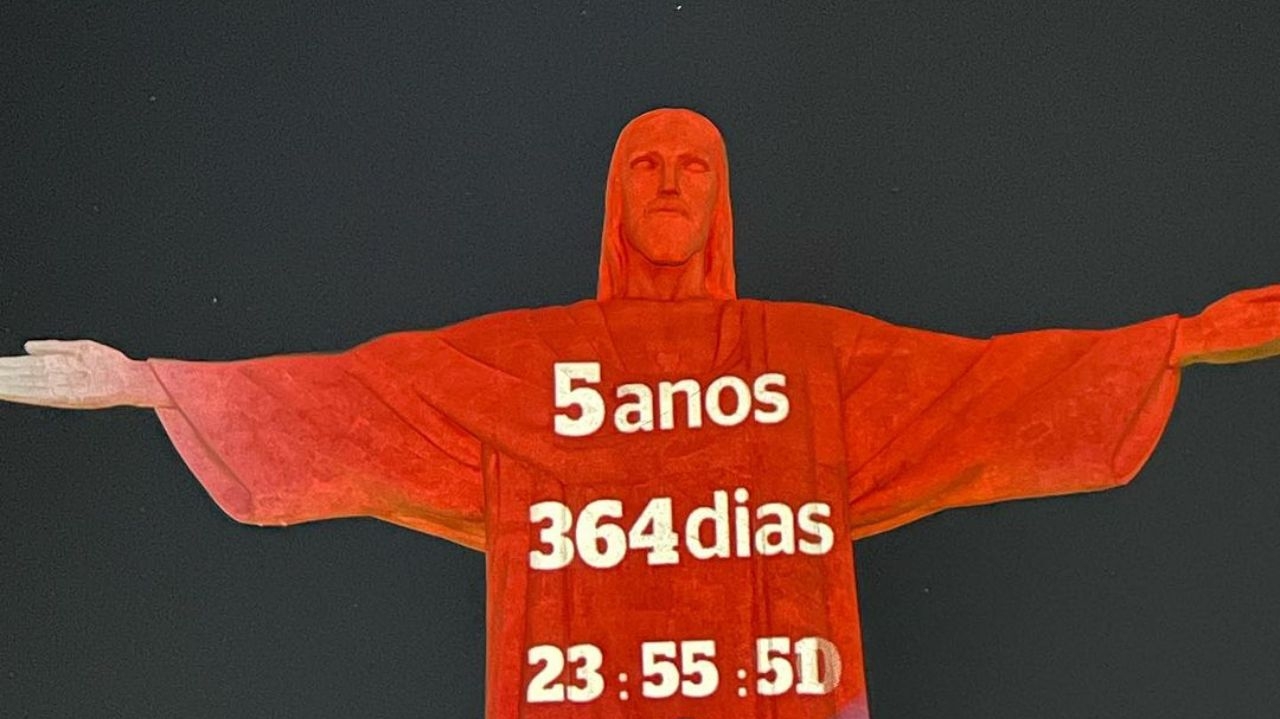 Relógio projetado no Cristo Redentor chama atenção para conscientização ambiental