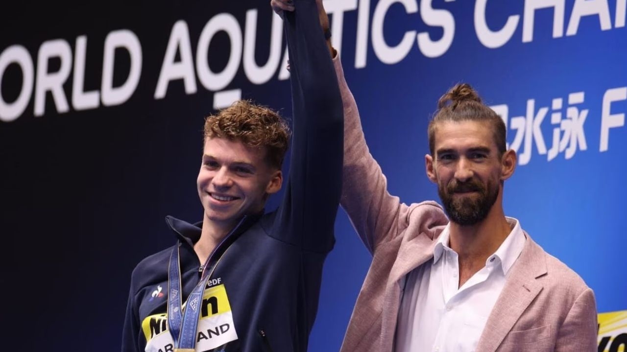 Léon Marchand supera recorde mundial de Michael Phelps na natação