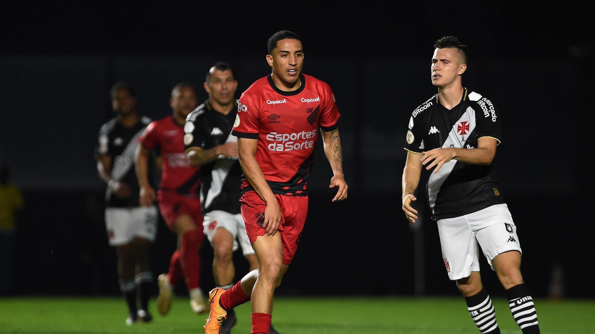 Athlético deixa Vasco na lanterna e volta ao pelotão da frente no Brasileirão