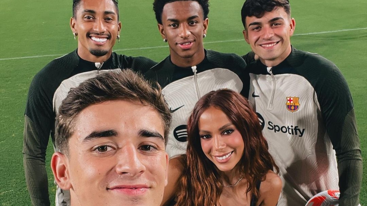 Anitta recebe camisa personalizada do Barcelona durante visita ao treino em Los Angeles
